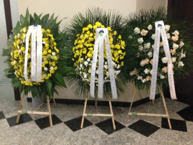 Dentro do Ttibunal, coroas de flores em homenagem ao ministro Teori Zavascki. (Foto: Fotos:Rafaella Fraga/G1)
