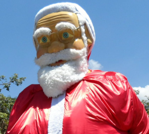 Figura do Papai Noel que ao invés de atrair as crianças, semblante triste e cansado causa medo nas criancinhas  