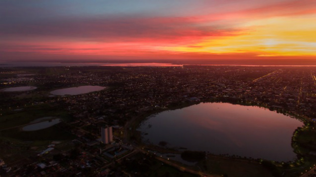 Foto publicado no site do Citibank mostra por do sol da cidade, enfocando as três lagoas (Foto: Divulgação) 