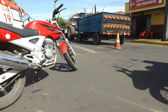 Após receber os primeiros atendimentos no local, motociclista foi encaminhado ao Hospital Municipal (Foto: Edivelton Kologi)