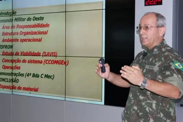 O comandante do CMO, general Juarez, explicou o sistema de monitoramento aos presentes à reunião em Dourados (Foto: Divulgação)