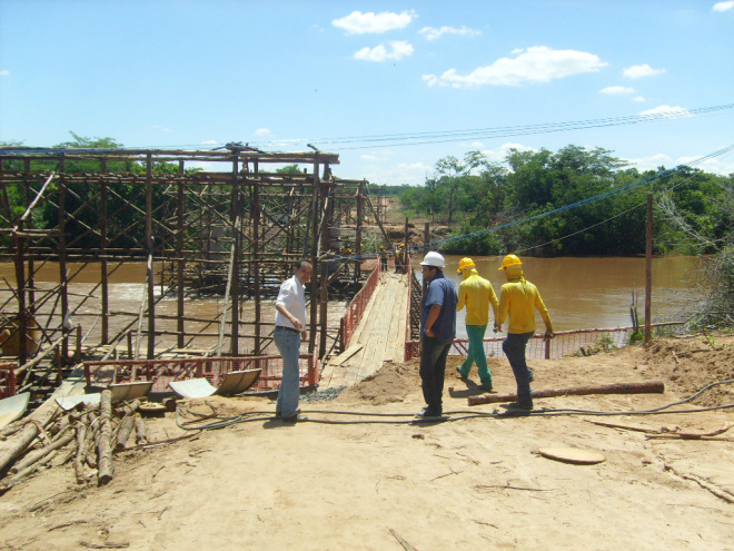 Construção da ponte sobre o Rio Pardo já foi iniciada (Foto: Perfil News) 