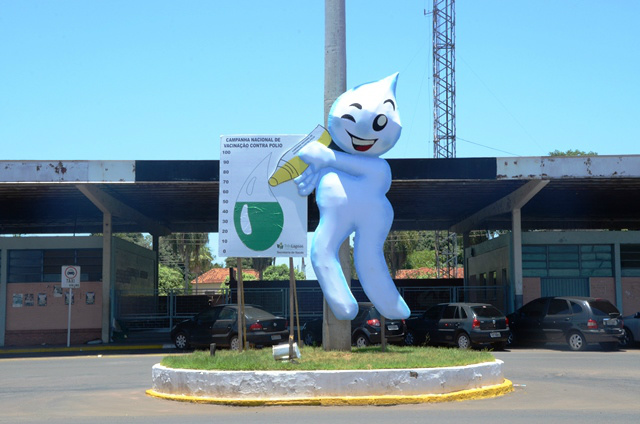 Para chamar a atenção dos pais, a Saúde Municipal fixou um boneco e cartaz em frente à ferroviária, no centro de Três Lagoas (Foto: Divulgação)