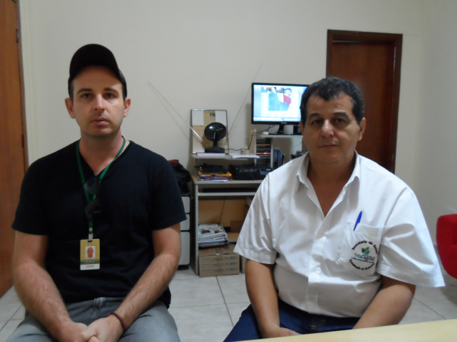 Fernando Brito e Benício Donizete preocupados com índice alto de infestação do mosquito transmissor da dengue (Foto: Nelson Roberto)