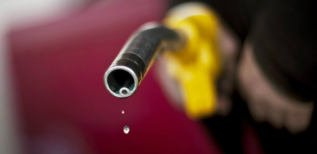 Se esse reajuste for repassado ao consumidor integralmente, a gasolina pode cair 2,3% ou R$ 0,09 por litro, em média, e o diesel pode ficar 3% ou cerca de R$ 0,09 por litro mais barato, calcula a estatal. (Foto: Jeff Pachoud/AFP)