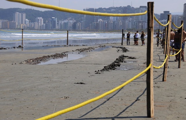 Destroços de navio encontrado são cercados em praia de Santos, SP (Foto: José Claudio Pimentel/G1)