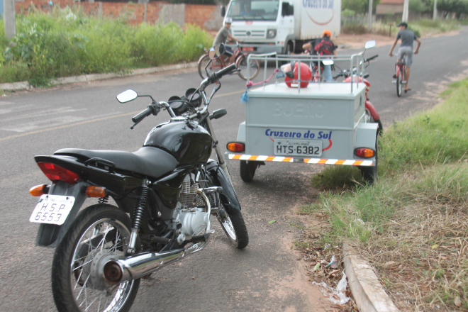 Motos se envolveram em acidente na Bairro Santa Rita em Três Lagoas (Foto: Jean Souza)