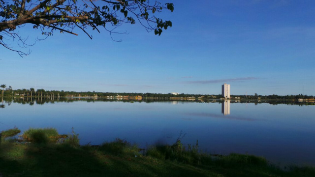 Céu amanheceu aberto nesta segunda-feira (27) em Três Lagoas. (Foto: Ricardo Ojeda/ Perfil News). 