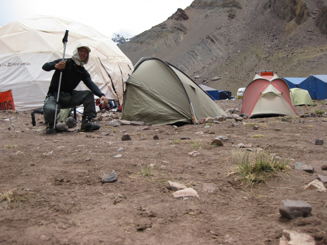 Takami faz pose para registrar sua estadia no primeiro acampamento à 3.600 metros de altitude (Foto: Divulgação)