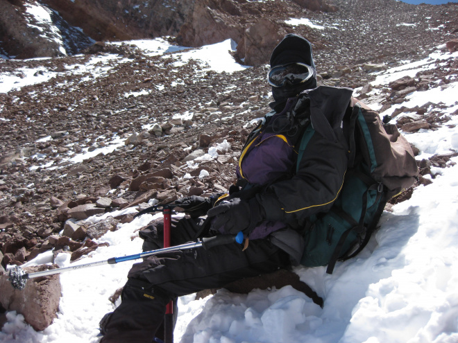 Como ninguém é de ferro, o aventureiro faz uma pausa para descansar a 6.800 metros de altitude (Foto: Divulgação)