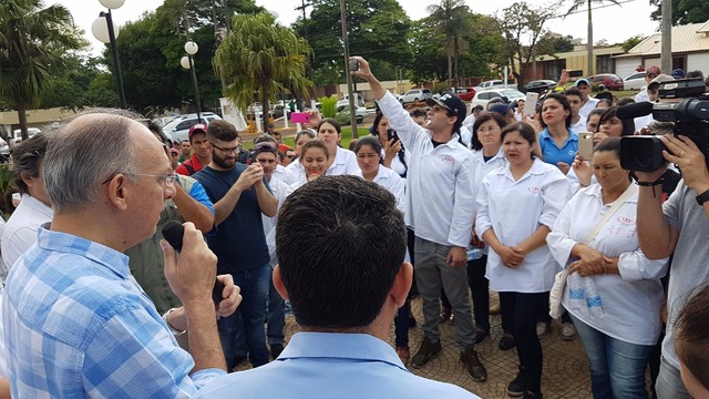 Em Ponta Porã, os trabalhadores na manhã de ontem, (quinta-feira) foram até a prefeitura pedir apoio  ao prefeito Hélio Peluffo, que recebeu a categoria em frente do Paço Municipal (Foto: Assessoria)