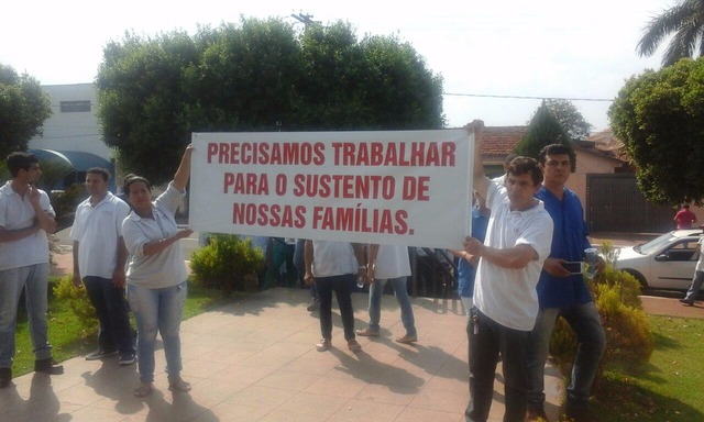 Na quinta-feira, trabalhadores da JBS de Nova Andradina realizaram uma manifestação no centro da cidade, e depois seguiram até a Câmara Municipal para pedir apoio aos vereadores (Foto: Marcos Donzeli)