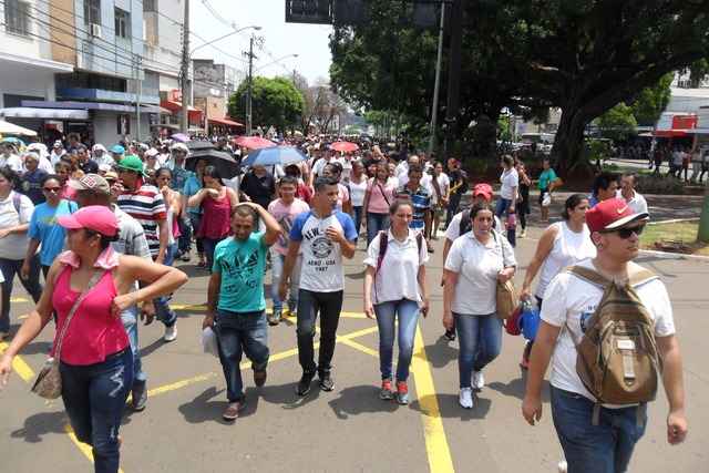 Em Campo Grande os colaboradores das duas plantas do JBS saíram às ruas para protestar contra o pedido da que bloqueou R$ 730 milhões da empresa (Foto: Clayton/Comunicação Sindaves)