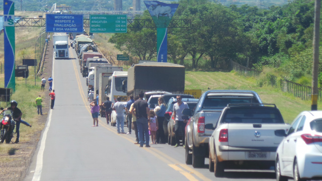 Devido ao grande fluxo de veículos, devido a ligação com o estado de São Paulo, em poucos minutos de manifestação formou grande extensão de congestionamento nos dois lados da rodovia (Foto: Ricardo Ojeda)