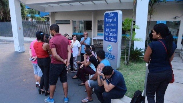 Parentes das vítimas de ataque a escola aguardam notícias na entrada do hospital Hugo, em Goiânia Foto: Jorge William / Agência O Globo