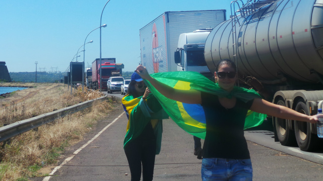 A beleza das cores verde e amarela da Bandeira Brasileira contrasta com a beleza da manifestante (Foto: Ricardo Ojeda) 