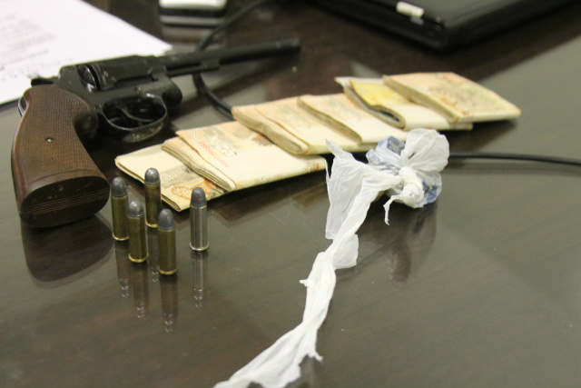 Na casa de Jagunço, os policiais apreenderam duas porções de maconha, R$ 4.600 e 1 revólver calibre 38 municiado (Foto: Lucas Gustavo).