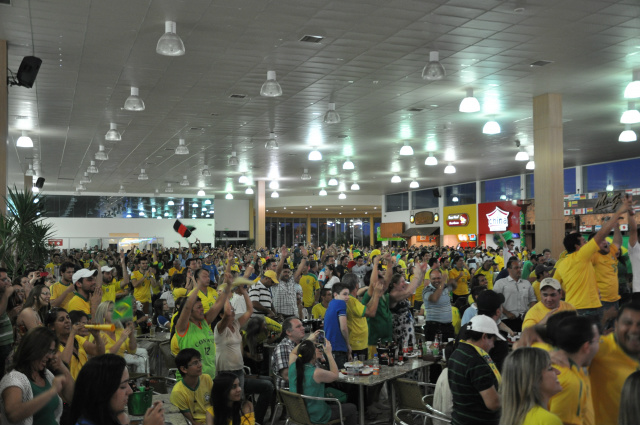No intervalo das comprar, torcedores vibraram com a vitória do Brasil (Foto: Divulgação - AI)
