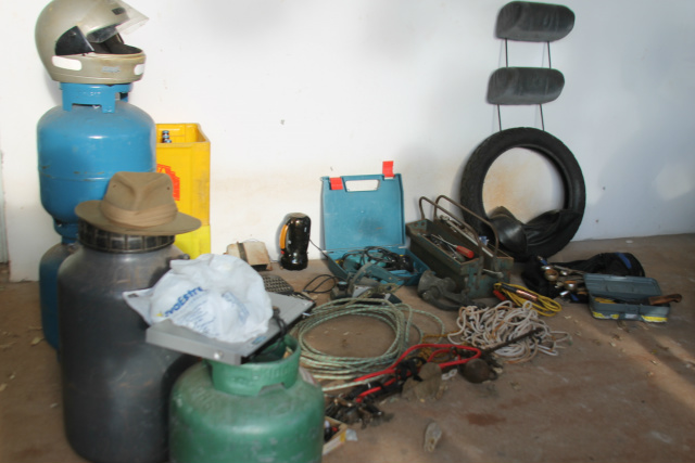 Na casa do criminoso, os policiais encontram diversos equipamentos e ferramentas agrícolas que teriam sido furtados em sítios e fazendas. (Foto: Lucas Gustavo).