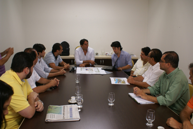 Os empresários reunidos com o presidente da Câmara, Nuna Viana
Foto: Ricardo Ojeda