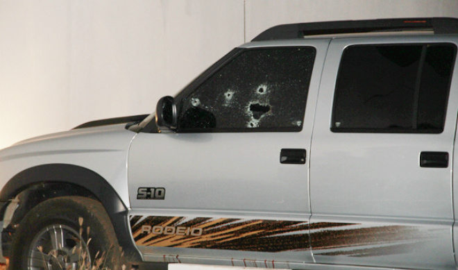 Camioneta onde estava Hederich foi alvejada com mais de dez tiros (Fotos: Perfil News)