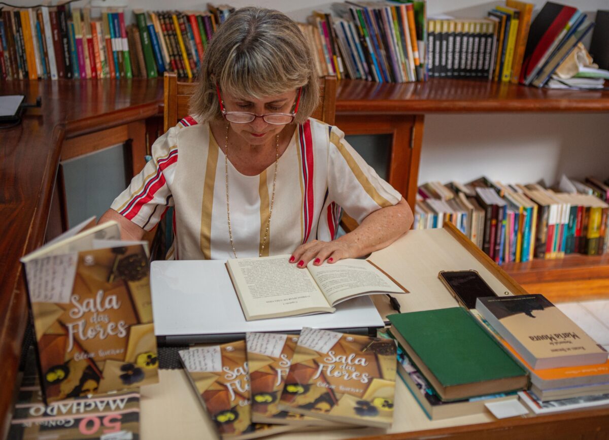 Três-lagoense Cilene Queiroz lança novo livro “Sala das Flores”