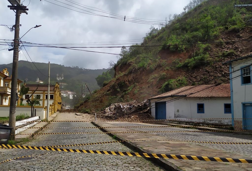 Deslizamento de terra destrói casarões históricos em Ouro Preto