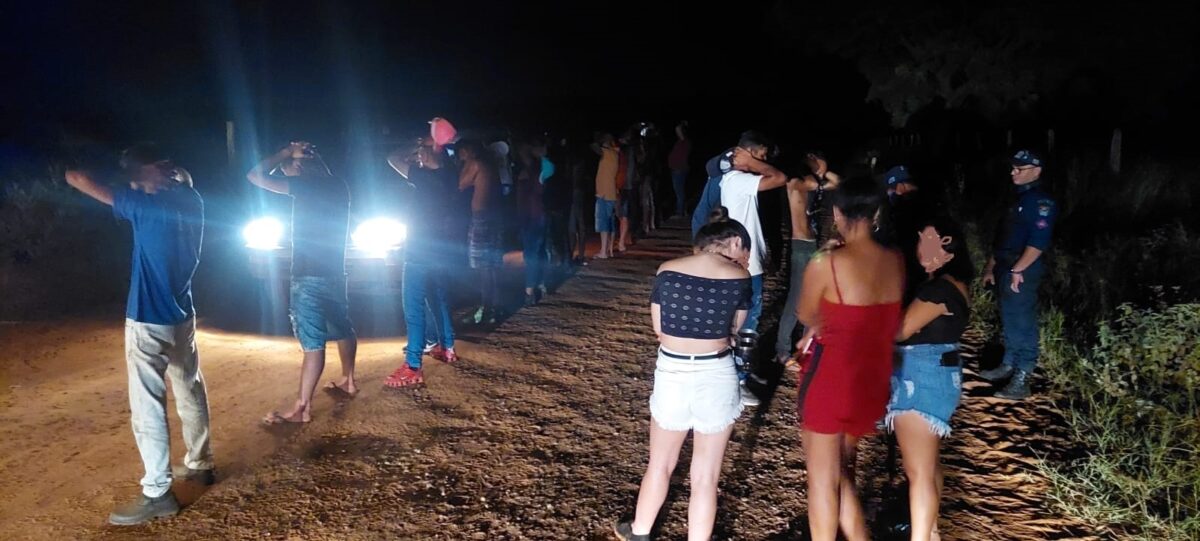 Polícia Militar de Ribas do Rio Pardo encerra festa clandestina em estrada vicinal Polícia Militar de Ribas do Rio Pardo encerra festa clandestina em estrada vicinal
