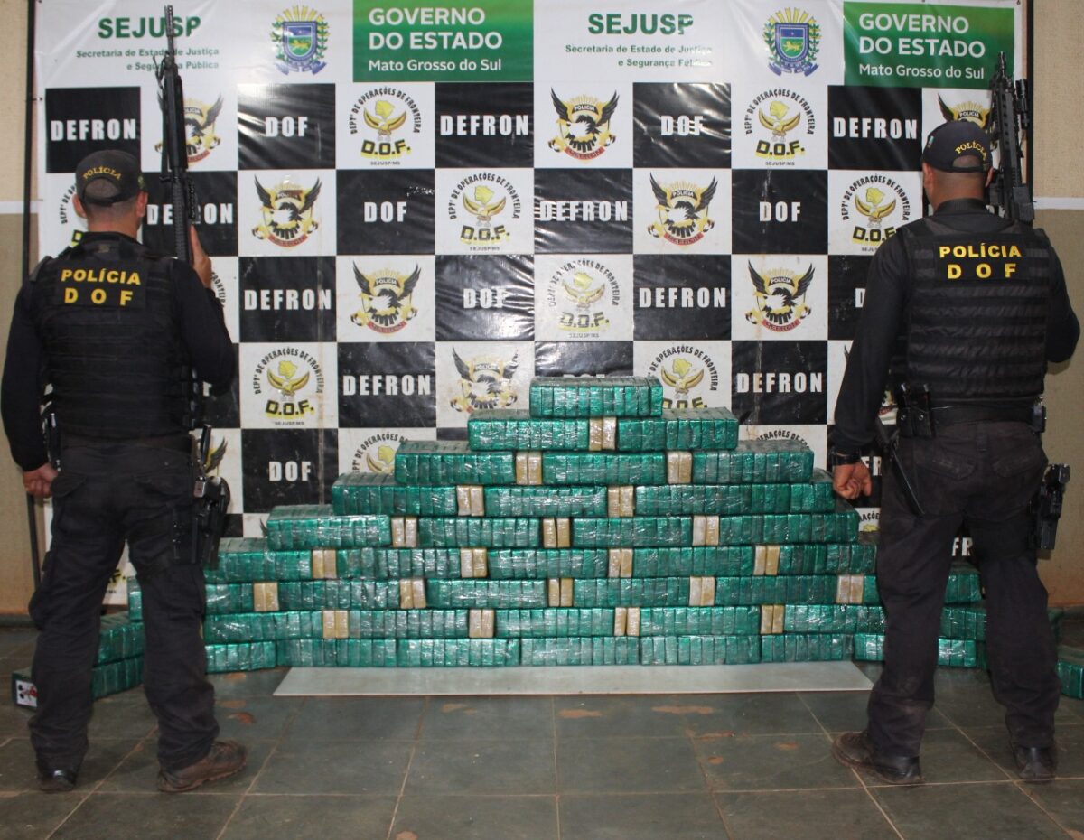 DOF apreende mais de meia tonelada de pasta base de cocaína ao lado de pista para aviões