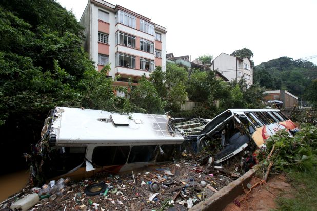 Aumenta para 66 número de mortos por causa da chuva em Petrópolis