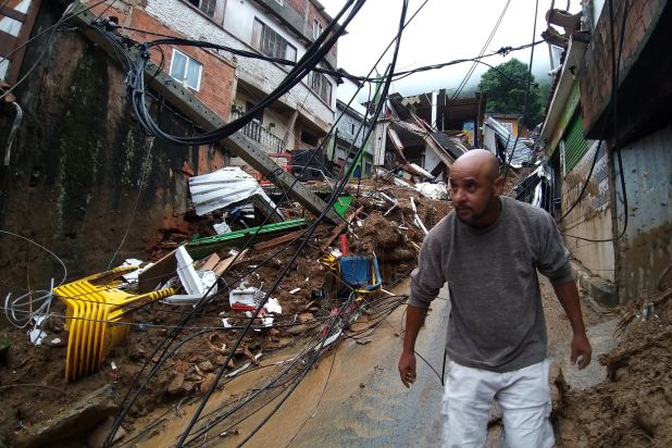 Aumenta para 66 número de mortos por causa da chuva em Petrópolis
