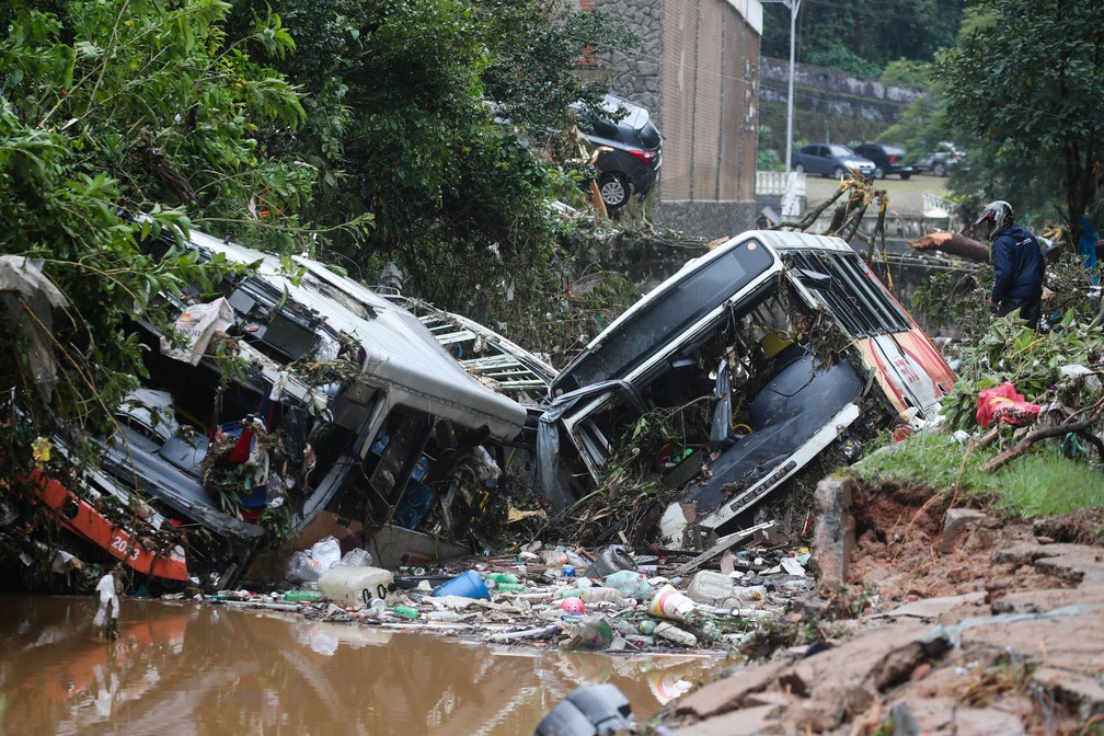 Petrópolis tem 38 óbitos e expectativa de mais chuva ao longo do dia