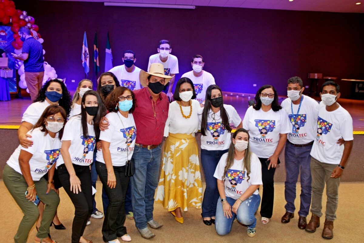 Guerreiro e Angela Brito fazem entrega simbólica de notes para professores e diretores da REME Guerreiro e Angela Brito fazem entrega simbólica de notes para professores e diretores da REME