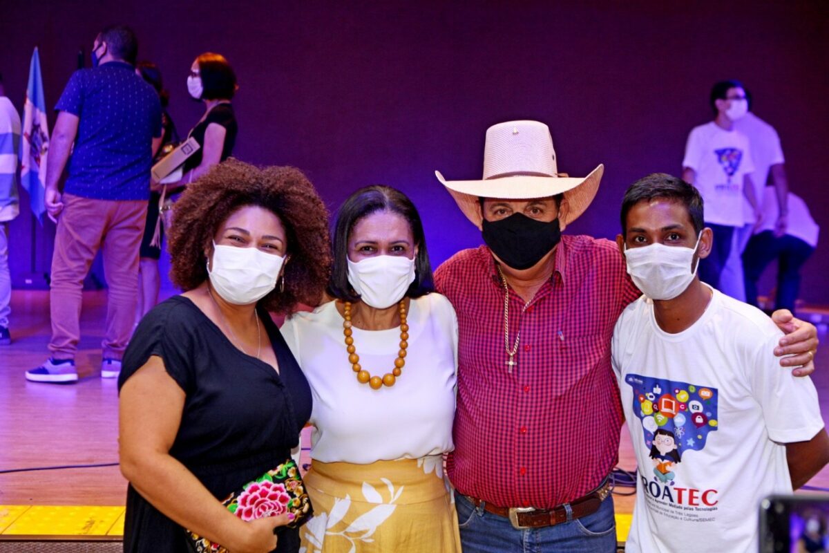 Guerreiro e Angela Brito fazem entrega simbólica de notes para professores e diretores da REME Guerreiro e Angela Brito fazem entrega simbólica de notes para professores e diretores da REME