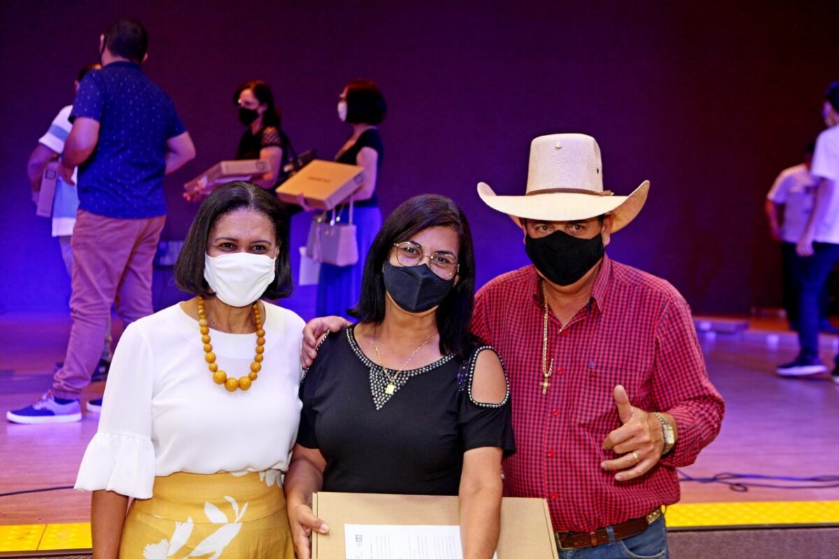 Guerreiro e Angela Brito fazem entrega simbólica de notes para professores e diretores da REME Guerreiro e Angela Brito fazem entrega simbólica de notes para professores e diretores da REME