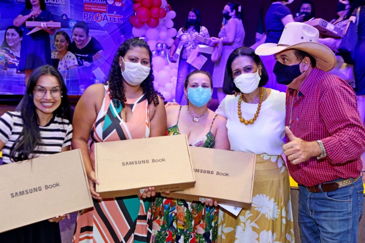 Guerreiro e Angela Brito fazem entrega simbólica de notes para professores e diretores da REME Guerreiro e Angela Brito fazem entrega simbólica de notes para professores e diretores da REME