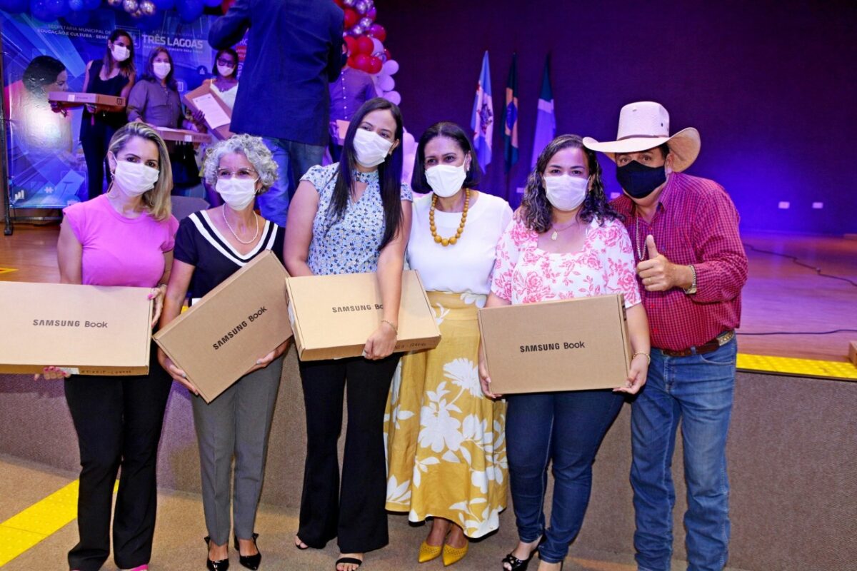 Guerreiro e Angela Brito fazem entrega simbólica de notes para professores e diretores da REME Guerreiro e Angela Brito fazem entrega simbólica de notes para professores e diretores da REME
