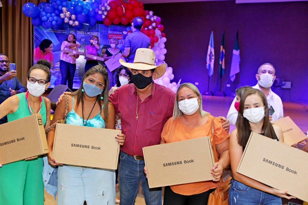 Guerreiro e Angela Brito fazem entrega simbólica de notes para professores e diretores da REME Guerreiro e Angela Brito fazem entrega simbólica de notes para professores e diretores da REME