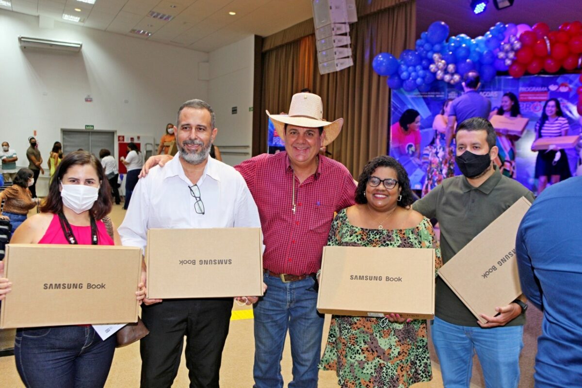 Guerreiro e Angela Brito fazem entrega simbólica de notes para professores e diretores da REME Guerreiro e Angela Brito fazem entrega simbólica de notes para professores e diretores da REME