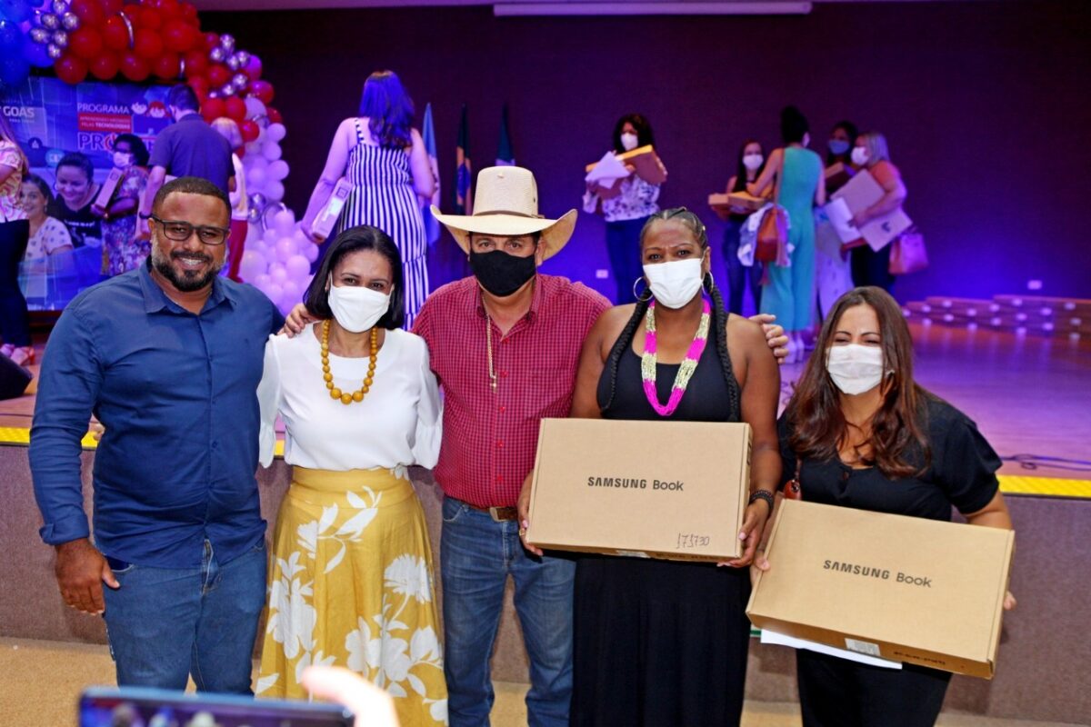 Guerreiro e Angela Brito fazem entrega simbólica de notes para professores e diretores da REME Guerreiro e Angela Brito fazem entrega simbólica de notes para professores e diretores da REME