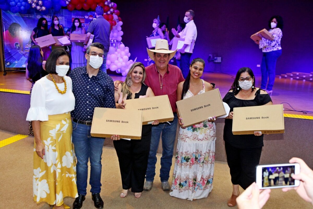 Guerreiro e Angela Brito fazem entrega simbólica de notes para professores e diretores da REME Guerreiro e Angela Brito fazem entrega simbólica de notes para professores e diretores da REME