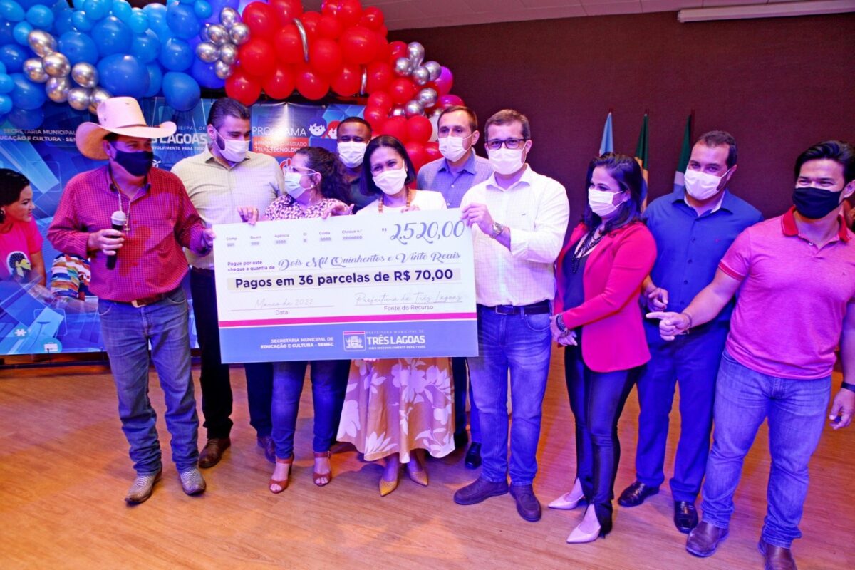 Guerreiro e Angela Brito fazem entrega simbólica de notes para professores e diretores da REME Guerreiro e Angela Brito fazem entrega simbólica de notes para professores e diretores da REME