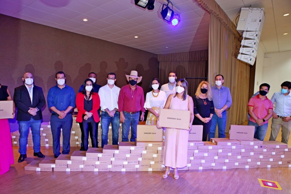 Guerreiro e Angela Brito fazem entrega simbólica de notes para professores e diretores da REME Guerreiro e Angela Brito fazem entrega simbólica de notes para professores e diretores da REME