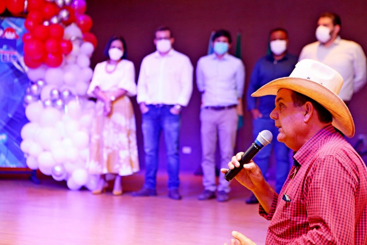 Guerreiro e Angela Brito fazem entrega simbólica de notes para professores e diretores da REME Guerreiro e Angela Brito fazem entrega simbólica de notes para professores e diretores da REME