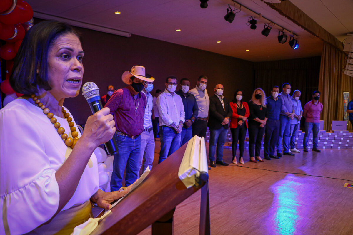 Guerreiro e Angela Brito fazem entrega simbólica de notes para professores e diretores da REME Guerreiro e Angela Brito fazem entrega simbólica de notes para professores e diretores da REME