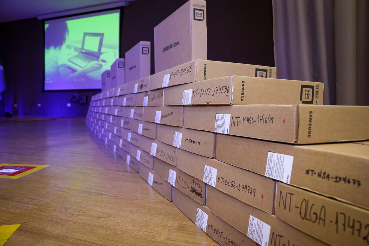 Guerreiro e Angela Brito fazem entrega simbólica de notes para professores e diretores da REME Guerreiro e Angela Brito fazem entrega simbólica de notes para professores e diretores da REME