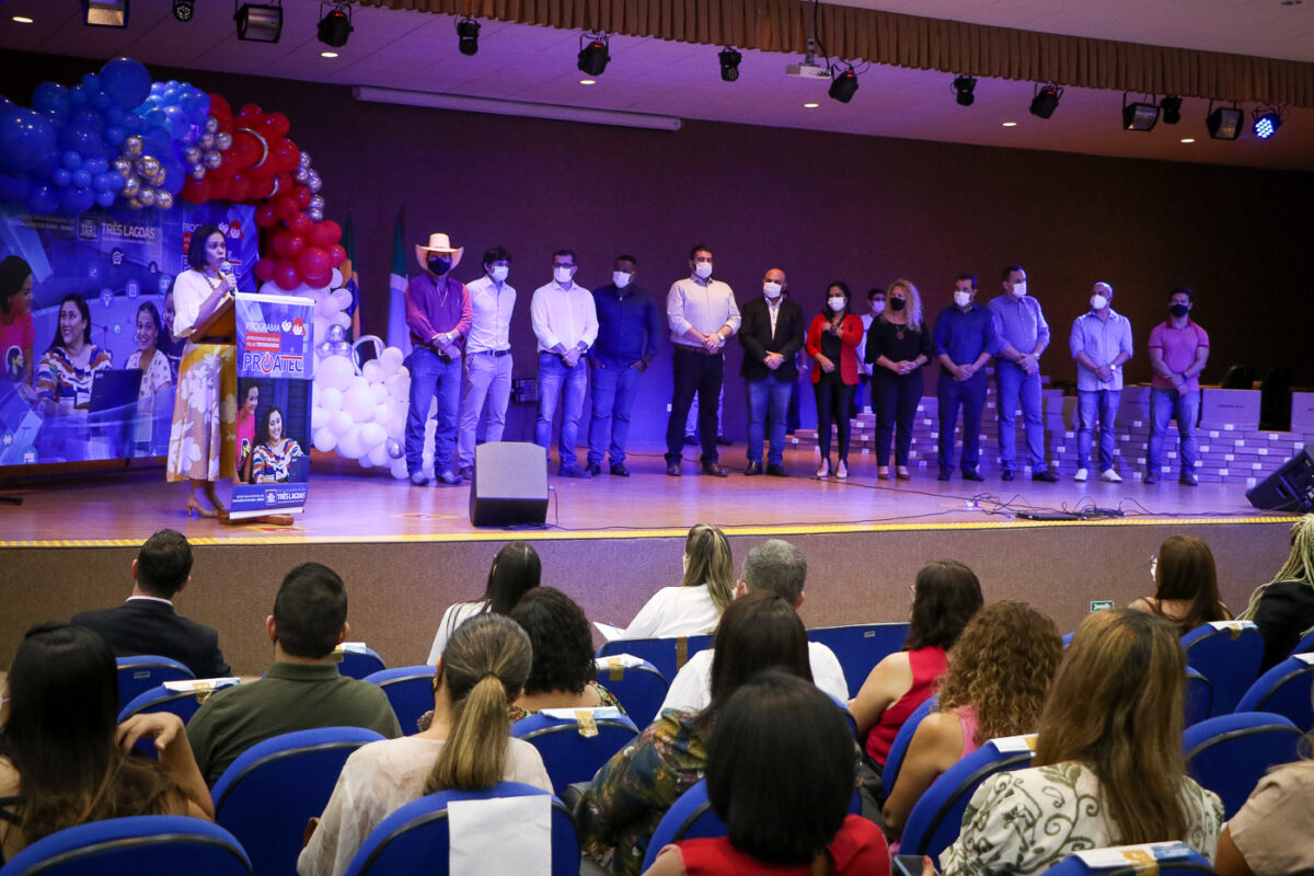 Guerreiro e Angela Brito fazem entrega simbólica de notes para professores e diretores da REME Guerreiro e Angela Brito fazem entrega simbólica de notes para professores e diretores da REME