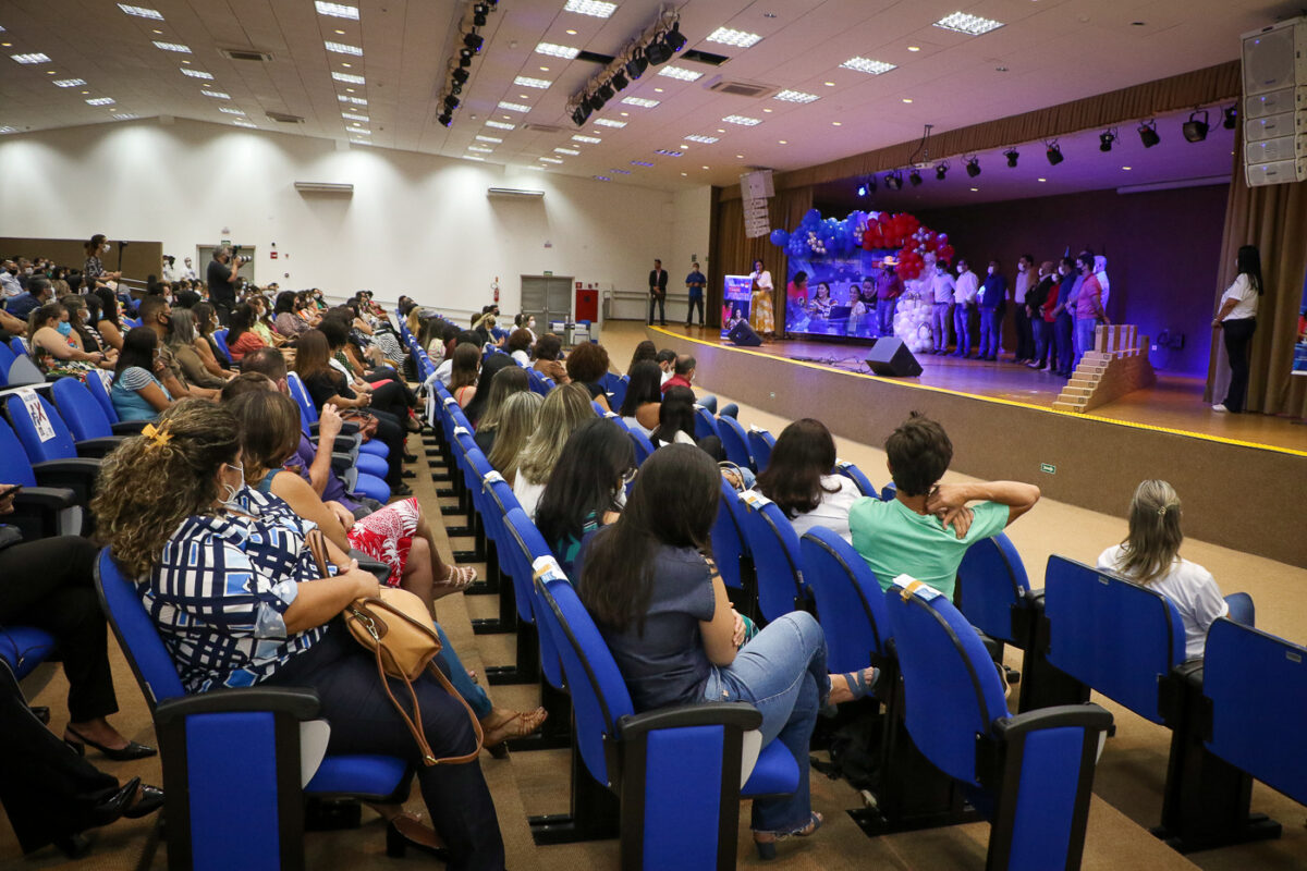 Guerreiro e Angela Brito fazem entrega simbólica de notes para professores e diretores da REME Guerreiro e Angela Brito fazem entrega simbólica de notes para professores e diretores da REME