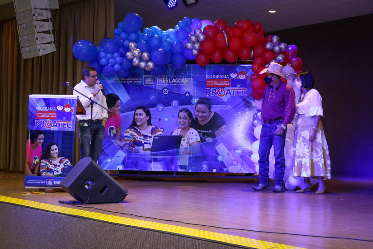 Guerreiro e Angela Brito fazem entrega simbólica de notes para professores e diretores da REME Guerreiro e Angela Brito fazem entrega simbólica de notes para professores e diretores da REME