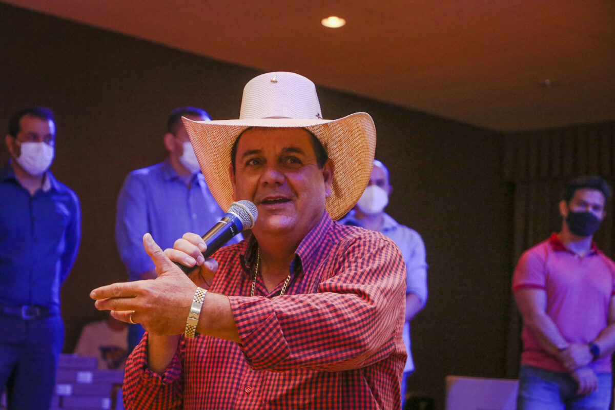 Guerreiro e Angela Brito fazem entrega simbólica de notes para professores e diretores da REME Guerreiro e Angela Brito fazem entrega simbólica de notes para professores e diretores da REME